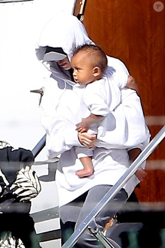 Kim Kardashian à son arrivée à Los Angeles avec son fils Saint, le 7 octobre 2016.