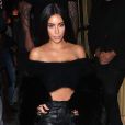 Kim Kardashian sort avec sa soeur Kourtney Kardashian et des amies du restaurant Le Costes à Paris, le 30 septembre 2016.