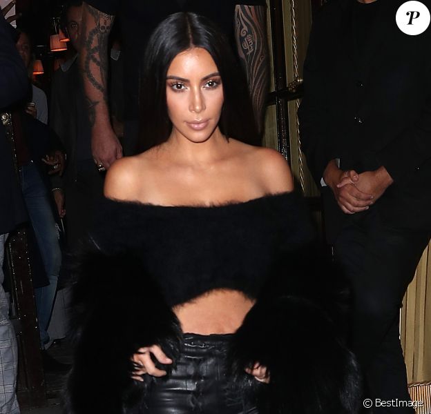 Kim Kardashian sort avec sa soeur Kourtney Kardashian et des amies du restaurant Le Costes à Paris, le 30 septembre 2016.