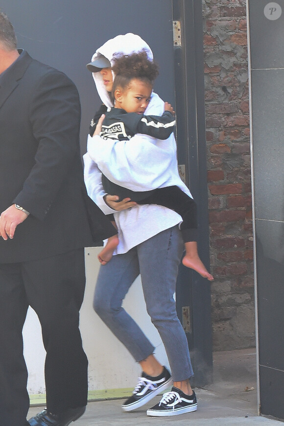 Kim Kardashian, Kanye West, North et Saint West quittent leur appartement de New York le 6 octobre 2016.