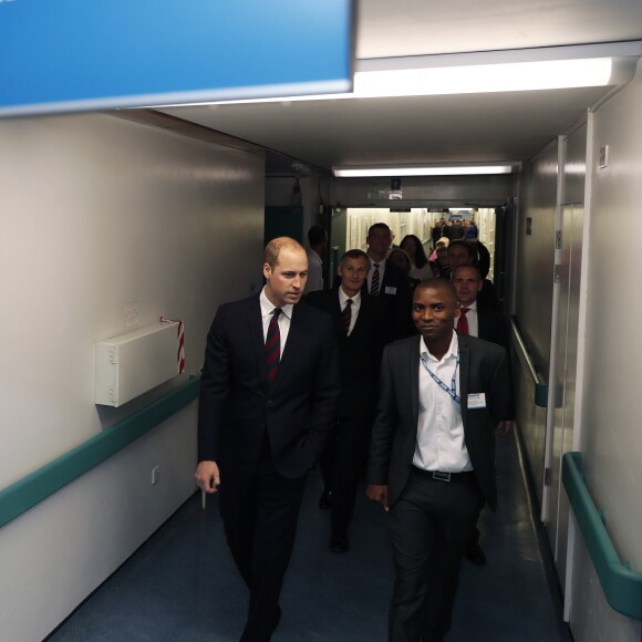 Le prince William en visite à l'hôpital Basingstoke and North Hampshire à Basingstoke, le 12 octobre 2016.