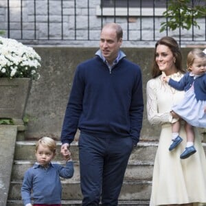 Le prince George et la princesse Charlotte de Cambridge avec leurs parents le prince William et la duchesse Catherine de Cambridge lors d'une fête pour enfants à la Maison du Gouvernement à Victoria, au Canada, le 29 septembre 2016.