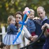 Le prince George et la princesse Charlotte de Cambridge avec leurs parents le prince William et la duchesse Catherine de Cambridge lors d'une fête pour enfants à la Maison du Gouvernement à Victoria, au Canada, le 29 septembre 2016.