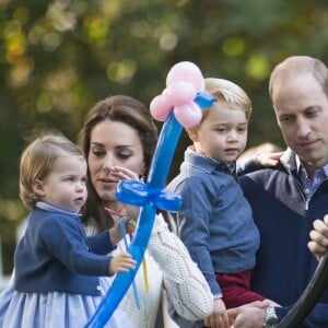 Le prince George et la princesse Charlotte de Cambridge avec leurs parents le prince William et la duchesse Catherine de Cambridge lors d'une fête pour enfants à la Maison du Gouvernement à Victoria, au Canada, le 29 septembre 2016.