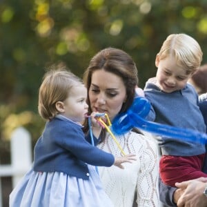 Le prince George et la princesse Charlotte de Cambridge avec leurs parents le prince William et la duchesse Catherine de Cambridge lors d'une fête pour enfants à la Maison du Gouvernement à Victoria, au Canada, le 29 septembre 2016.