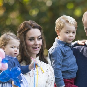 Le prince George et la princesse Charlotte de Cambridge avec leurs parents le prince William et la duchesse Catherine de Cambridge lors d'une fête pour enfants à la Maison du Gouvernement à Victoria, au Canada, le 29 septembre 2016.