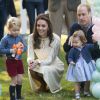 Le prince George et la princesse Charlotte de Cambridge avec leurs parents le prince William et la duchesse Catherine de Cambridge lors d'une fête pour enfants à la Maison du Gouvernement à Victoria, au Canada, le 29 septembre 2016.