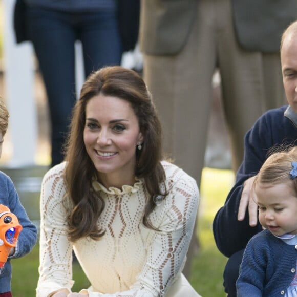 Le prince George et la princesse Charlotte de Cambridge avec leurs parents le prince William et la duchesse Catherine de Cambridge lors d'une fête pour enfants à la Maison du Gouvernement à Victoria, au Canada, le 29 septembre 2016.