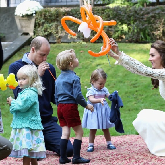 Le prince George et la princesse Charlotte de Cambridge avec leurs parents le prince William et la duchesse Catherine de Cambridge lors d'une fête pour enfants à la Maison du Gouvernement à Victoria, au Canada, le 29 septembre 2016.