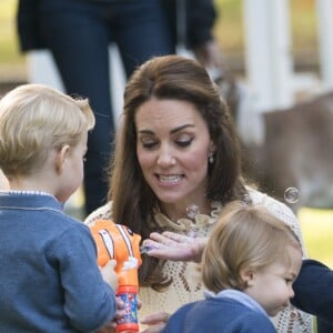 Le prince George et la princesse Charlotte de Cambridge avec leurs parents le prince William et la duchesse Catherine de Cambridge lors d'une fête pour enfants à la Maison du Gouvernement à Victoria, au Canada, le 29 septembre 2016.