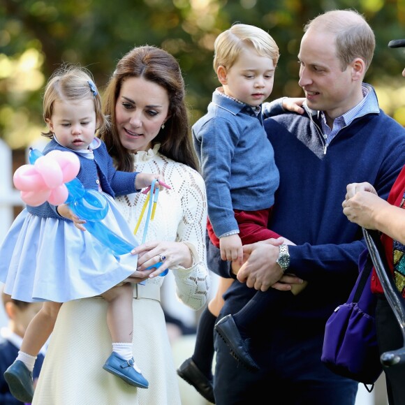 Le prince George et la princesse Charlotte de Cambridge avec leurs parents le prince William et la duchesse Catherine de Cambridge lors d'une fête pour enfants à la Maison du Gouvernement à Victoria, au Canada, le 29 septembre 2016.