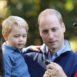 Le prince George et la princesse Charlotte de Cambridge avec leurs parents le prince William et la duchesse Catherine de Cambridge lors d'une fête pour enfants à la Maison du Gouvernement à Victoria, au Canada, le 29 septembre 2016.