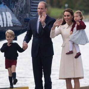 Le prince George et la princesse Charlotte de Cambridge avec leurs parents le prince William et la duchesse Catherine de Cambridge lors de leur départ du Canada le 1er octobre 2016.