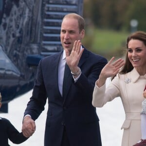 Le prince George et la princesse Charlotte de Cambridge avec leurs parents le prince William et la duchesse Catherine de Cambridge lors de leur départ du Canada le 1er octobre 2016.