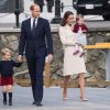 Le prince George et la princesse Charlotte de Cambridge avec leurs parents le prince William et la duchesse Catherine de Cambridge lors de leur départ du Canada le 1er octobre 2016.