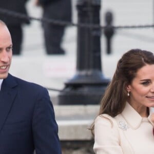 Le prince George et la princesse Charlotte de Cambridge avec leurs parents le prince William et la duchesse Catherine de Cambridge lors de leur départ du Canada le 1er octobre 2016.