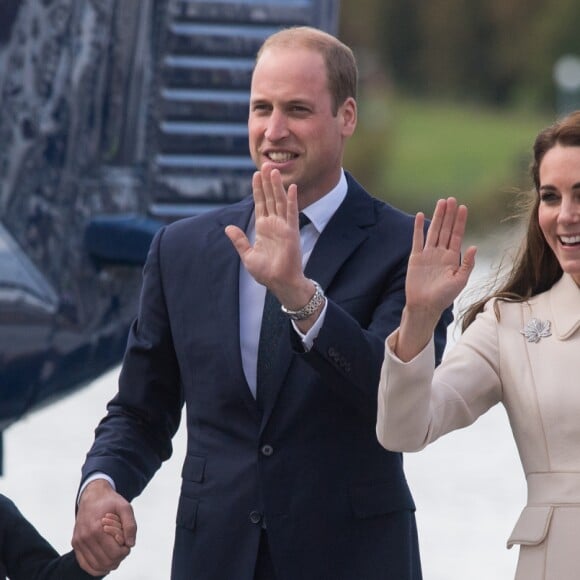 Le prince George et la princesse Charlotte de Cambridge avec leurs parents le prince William et la duchesse Catherine de Cambridge lors de leur départ du Canada le 1er octobre 2016.