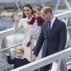 Le prince George et la princesse Charlotte de Cambridge avec leurs parents le prince William et la duchesse Catherine de Cambridge lors de leur départ du Canada le 1er octobre 2016.