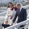 Le prince George et la princesse Charlotte de Cambridge avec leurs parents le prince William et la duchesse Catherine de Cambridge lors de leur départ du Canada le 1er octobre 2016.