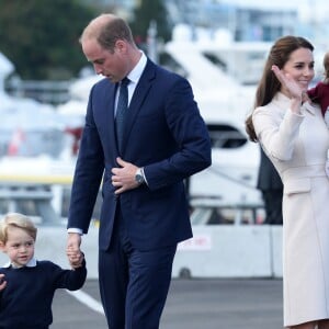 Le prince George et la princesse Charlotte de Cambridge avec leurs parents le prince William et la duchesse Catherine de Cambridge lors de leur départ du Canada le 1er octobre 2016.