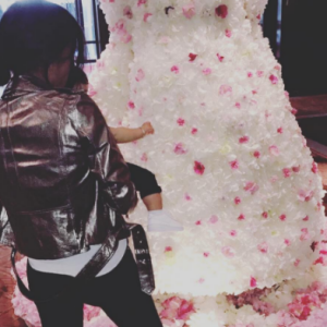 Amel Bent à l'anniversaire de sa maman, porte sa fille Sofia dans ses bras.