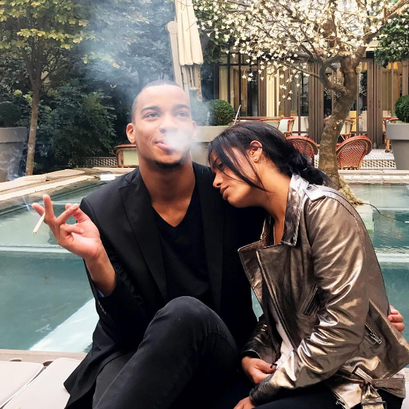 Amel Bent pose avec son frère Ilyès à l'anniversaire de leur maman.