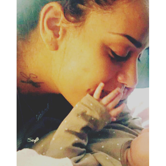 Amel Bent s'occupe de Sofia au réveil.