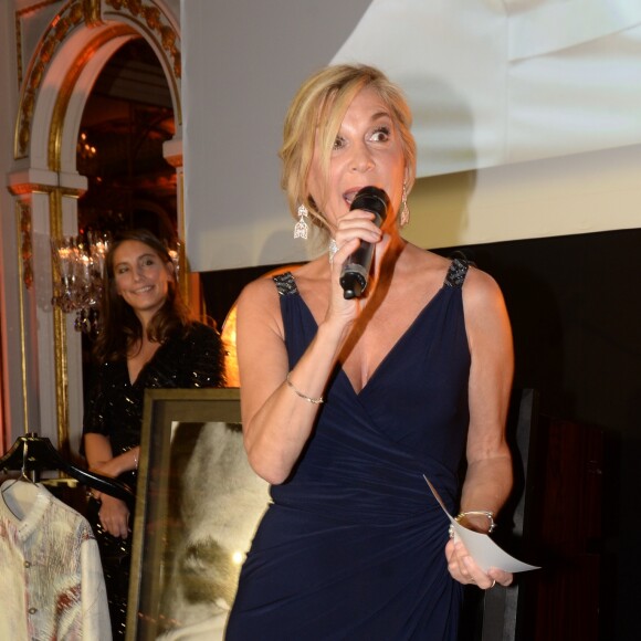 Michèle Laroque lors du dîner de la fondation ARC au restaurant de l'hôtel The Peninsula à Paris le 10 octobre 2016.