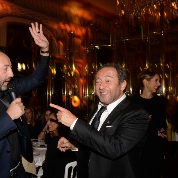 Kad Merad et Patrick Timsit lors du dîner de la fondation ARC au restaurant de l'hôtel The Peninsula à Paris le 10 octobre 2016.