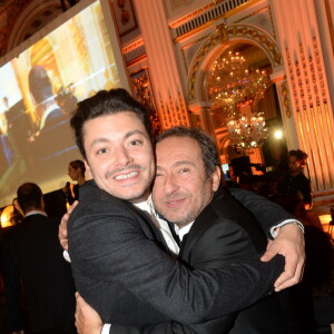 Kev Adams et Patrick Timsit lors du dîner de la fondation ARC au restaurant de l'hôtel The Peninsula à Paris le 10 octobre 2016.