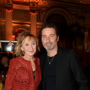 Marie-Anne Chazel et Richard Orlinski lors du dîner de la fondation ARC au restaurant de l'hôtel The Peninsula à Paris le 10 octobre 2016.