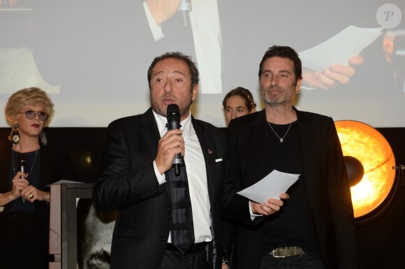 Patrick Timsit et Richard Orlinski lors du dîner de la fondation ARC au restaurant de l'hôtel The Peninsula à Paris le 10 octobre 2016.