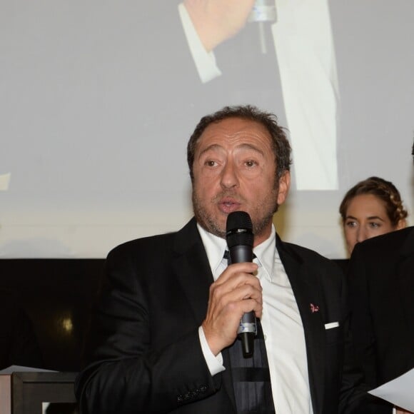 Patrick Timsit et Richard Orlinski lors du dîner de la fondation ARC au restaurant de l'hôtel The Peninsula à Paris le 10 octobre 2016.
