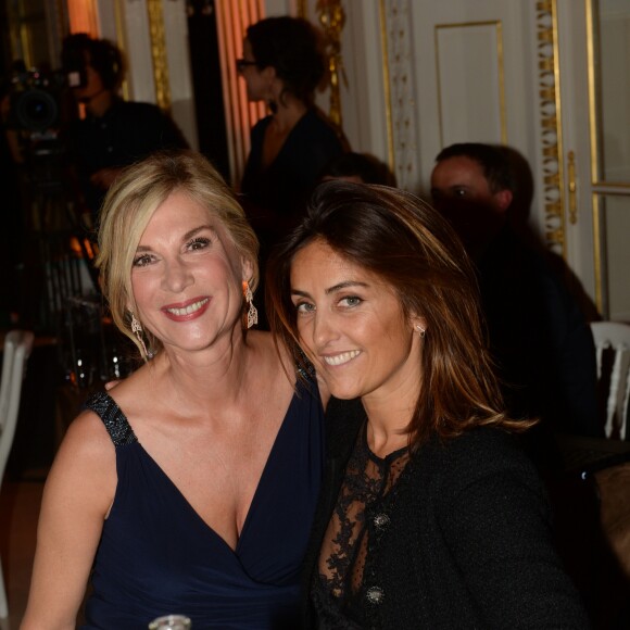 Exclusif - Michèle Laroque et Valérie Messika lors du dîner de la fondation ARC au restaurant de l'hôtel The Peninsula à Paris le 10 octobre 2016. Première fondation française 100% dédiée à la recherche sur le cancer, la Fondation ARC a affecté en effet les recettes de l'édition 2016 autour d'un ambitieux projet de recherche contre les cancers du sein " triple négatifs ", particulièrement agressifs et difficiles à soigner. "Nous sommes aujourd'hui en position de changer les prescriptions thérapeutiques pour les cancers du sein les plus agressifs. La recherche a en effet désormais accès aux informations moléculaires à l'origine de chaque développement cancéreux : cela ouvre des possibilités inédites." déclare Jean-Yves Blay, directeur du centre Léon Berard, conseiller du Président du Conseil Scientifique de la Fondation ARC. Avant le dîner, Monsieur Lambert Wilson a remis un chèque de 50 000 euros à la Fondation ARC au nom de RENAULT, grand mécène de la soirée. Puis ce fut au tour de Mademoiselle Michèle Laroque d'offrir la recette du spectacle " Ils s'aiment " interprété avec Mademoiselle Muriel Robin le 24 Octobre prochain au théâtre de Paris (grâce au soutien de Venteprivée.com). En fin de soirée, Laurent Weil a annoncé le montant total de la collecte : 370 000 euros pour lutter contre le cancer du sein. © Rachid Bellak / Bestimage