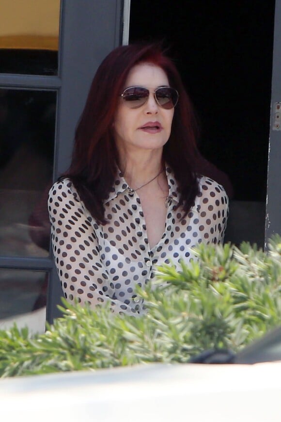 Priscilla Presley à la sortie d'un salon de coiffure de Beverly Hills, Californie, le 29 juin 2016.