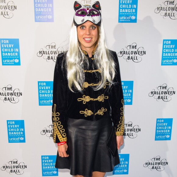 La princesse Beatrice d'York a tenté un déguisement assez improbable lors du Bal d'Halloween de l'UNICEF au profit des enfants réfugiés syriens à la salle One Embankment à Londres le 13 octobre 2016.
