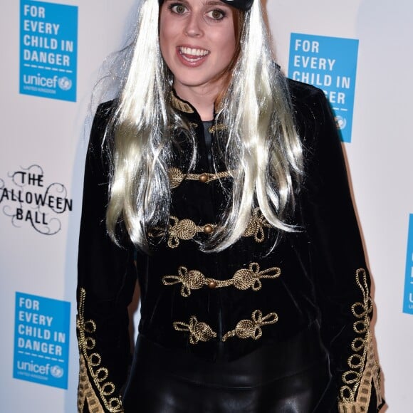 La princesse Beatrice d'York a tenté un déguisement assez improbable lors du Bal d'Halloween de l'UNICEF au profit des enfants réfugiés syriens à la salle One Embankment à Londres le 13 octobre 2016.