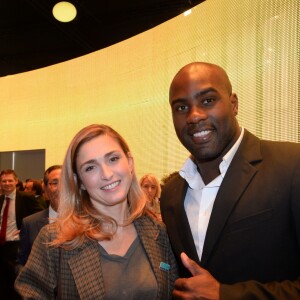 Julie Gayet et Teddy Riner - Présentation du Renault Trezor concept car électrique pendant la 119ème édition du Mondial de l'Automobile 2016 au Paris Expo Porte de Versailles à Paris, France, le 29 septembre 2016. © Rachid Bellak/Bestimage