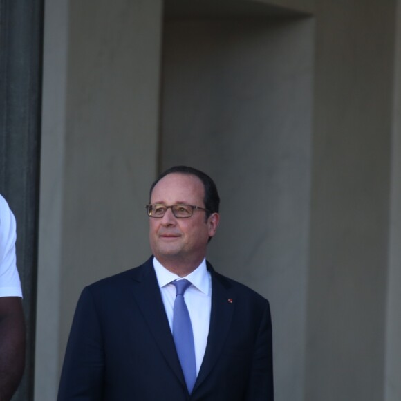 Teddy Riner , François Hollande et Michaël Jeremiasz - Les membres de la délégation olympique arrivent au palais de l'Elysée pour être reçu par le président de la République François Hollande pour une réception à Paris le 23 août 2016. La délégation vient de rentrer des Jeux Olympiques de Rio de Janeiro. La France a remporté 42 médailles en totalité un record ( 10 médailles d'or, 18 médailles d'argent et 14 médailles de bronze) après les 41 médailles des Jeux Olympiques de Pékin. © Denis Guignebourg/Bestimage