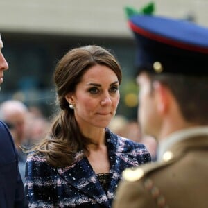 Catherine Kate Middleton, duchesse de Cambridge, et le prince William, duc de Cambridge, déposent une gerbe au cénotaphe de Manchester le 14 octobre 2016.  14th October 2016 Manchester UK Britain's Prince William and his wife Catherine, Duchess of Cambridge, attend a paving stone ceremony for Victoria Cross recipients, at the Manchester Cenotaph in Manchester, UK14/10/2016 - Manchester