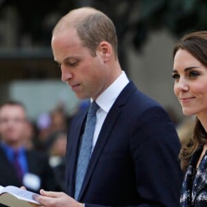 Catherine Kate Middleton, duchesse de Cambridge, et le prince William, duc de Cambridge, déposent une gerbe au cénotaphe de Manchester le 14 octobre 2016.  14th October 2016 Manchester UK Britain's Prince William and his wife Catherine, Duchess of Cambridge, attend a paving stone ceremony for Victoria Cross recipients, at the Manchester Cenotaph in Manchester, UK14/10/2016 - Manchester