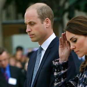 Catherine Kate Middleton, duchesse de Cambridge, et le prince William, duc de Cambridge, déposent une gerbe au cénotaphe de Manchester le 14 octobre 2016.  14th October 2016 Manchester UK Britain's Prince William and his wife Catherine, Duchess of Cambridge, attend a paving stone ceremony for Victoria Cross recipients, at the Manchester Cenotaph in Manchester, UK14/10/2016 - Manchester