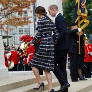 Catherine Kate Middleton, duchesse de Cambridge, et le prince William, duc de Cambridge, déposent une gerbe au cénotaphe de Manchester le 14 octobre 2016.  14th October 2016 Manchester UK Britain's Prince William and his wife Catherine, Duchess of Cambridge, attend a paving stone ceremony for Victoria Cross recipients, at the Manchester Cenotaph in Manchester, UK14/10/2016 - Manchester