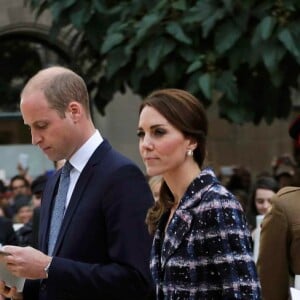 Kate Middleton, duchesse de Cambridge, et le prince William, duc de Cambridge, au cénotaphe de Manchester le 14 octobre 2016.