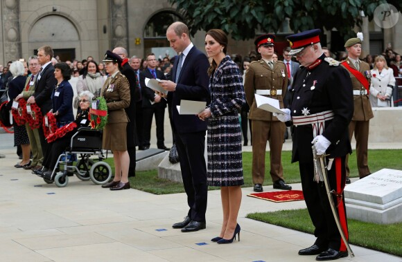 Kate Middleton, duchesse de Cambridge, et le prince William, duc de Cambridge, au cénotaphe de Manchester le 14 octobre 2016.