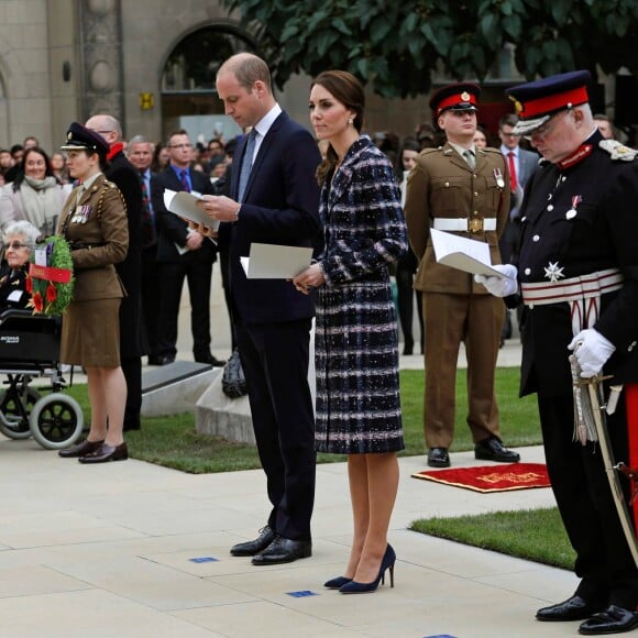 Kate Middleton, duchesse de Cambridge, et le prince William, duc de Cambridge, au cénotaphe de Manchester le 14 octobre 2016.