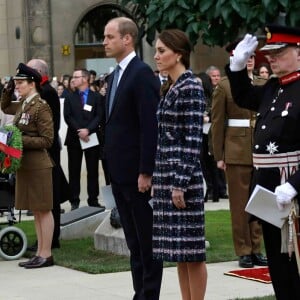 Catherine Kate Middleton, duchesse de Cambridge, et le prince William, duc de Cambridge, déposent une gerbe au cénotaphe de Manchester le 14 octobre 2016.  14th October 2016 Manchester UK Britain's Prince William and his wife Catherine, Duchess of Cambridge, attend a paving stone ceremony for Victoria Cross recipients, at the Manchester Cenotaph in Manchester, UK14/10/2016 - Manchester