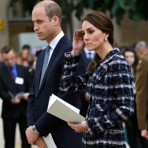 Catherine Kate Middleton, duchesse de Cambridge, et le prince William, duc de Cambridge, déposent une gerbe au cénotaphe de Manchester le 14 octobre 2016.  14th October 2016 Manchester UK Britain's Prince William and his wife Catherine, Duchess of Cambridge, attend a paving stone ceremony for Victoria Cross recipients, at the Manchester Cenotaph in Manchester, UK14/10/2016 - Manchester