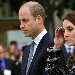 Catherine Kate Middleton, duchesse de Cambridge, et le prince William, duc de Cambridge, déposent une gerbe au cénotaphe de Manchester le 14 octobre 2016.  14th October 2016 Manchester UK Britain's Prince William and his wife Catherine, Duchess of Cambridge, attend a paving stone ceremony for Victoria Cross recipients, at the Manchester Cenotaph in Manchester, UK14/10/2016 - Manchester