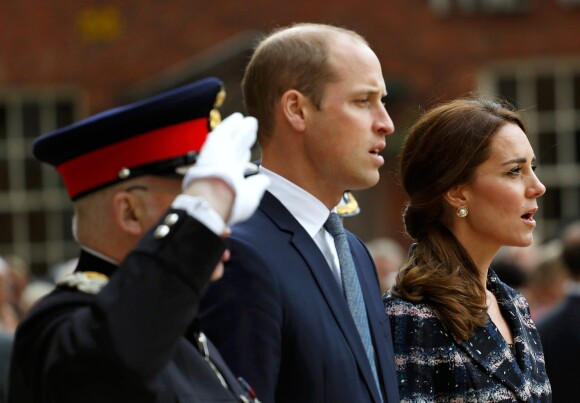 Kate Middleton, duchesse de Cambridge, et le prince William, duc de Cambridge, lors d'une cérémonie commémorative au cénotaphe de Manchester le 14 octobre 2016.